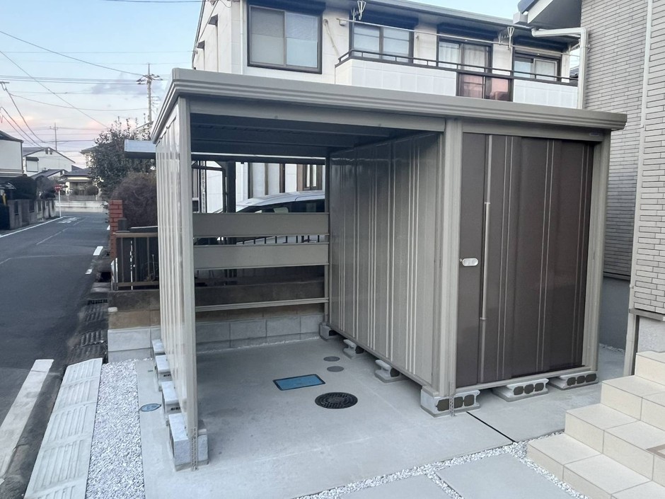 川越市の外構工事で設けた物置と自転車置き場が一体になった屋根付き収納