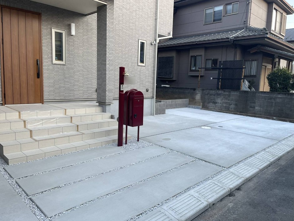 川越市の新築外構で赤いポストと表札柱を配した玄関アプローチ