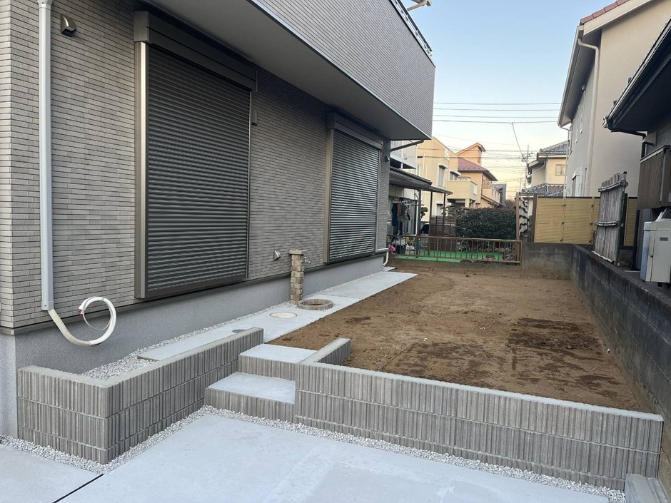 川越市の外構工事で建物際に設けた犬走りと化粧ブロックの土留め