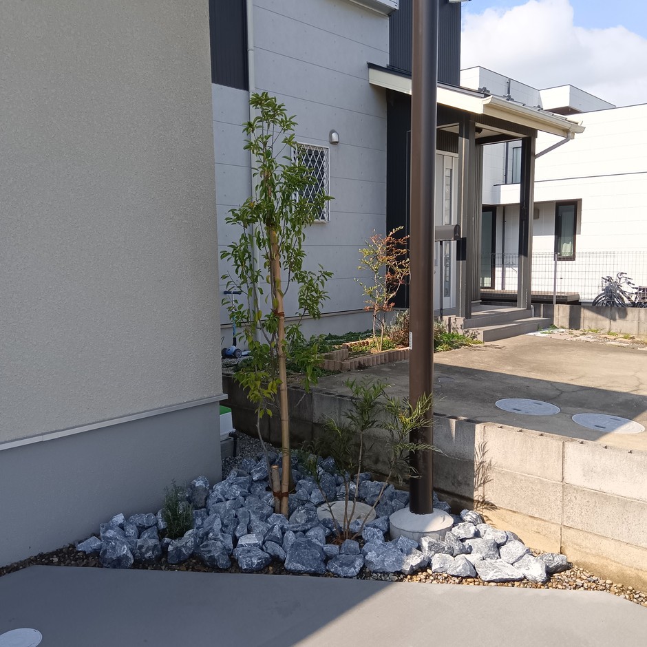 川越市の新築外構で玄関まわりに配した植栽と割栗石