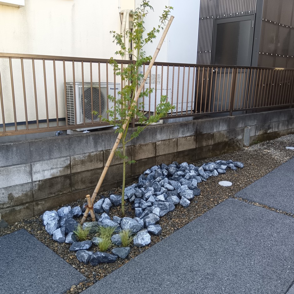 川越市の新築外構で敷地の高低差を受ける割栗石と植栽