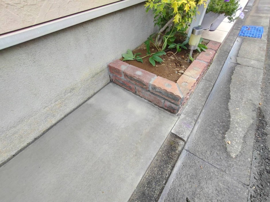 新座市の外構施工事例|残した花壇のカット面に積み直したレンガと、新設土間との取り合い