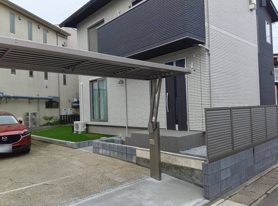 新座市の外構施工事例|電動カーゲートを跳ね上げた状態を敷地内から見たカット