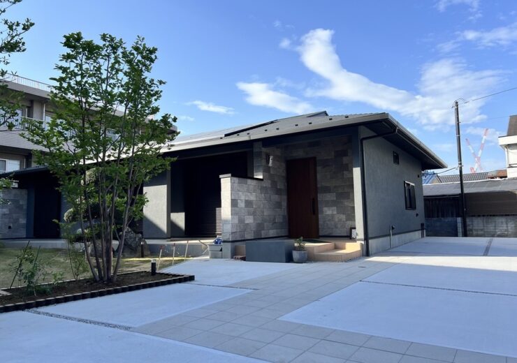 新座市｜既存の庭木と灯篭を残し、高さを揃えて広い土間でつないだ和モダン外構