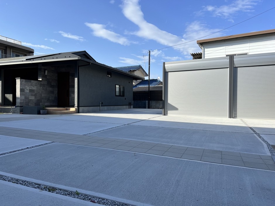 新座市の外構施工事例｜ガレージ側からの全景