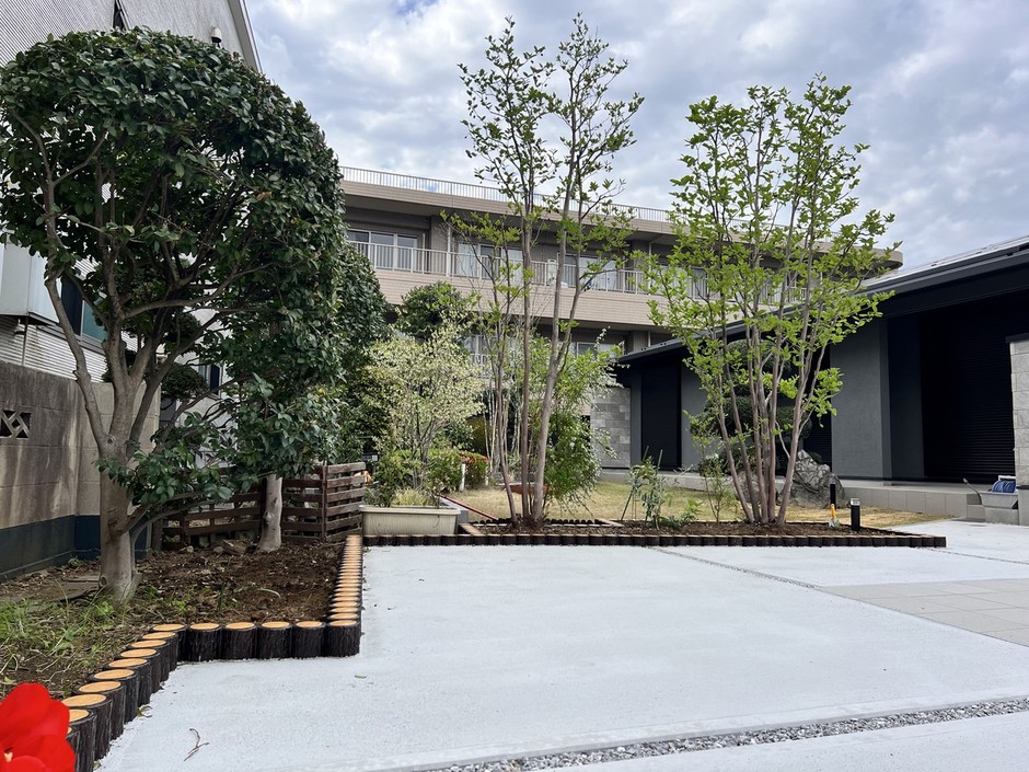 新座市の外構施工事例｜擬木ボーダーで縁取った植栽帯と土間・砕石スリットの取り合い