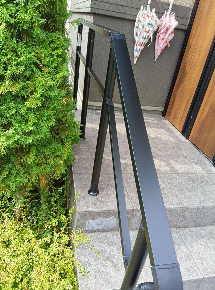 新座市の外構施工事例|アーキレールの笠木・コーナー部・丸柱と根元の丸柱カバーが見えるディテール