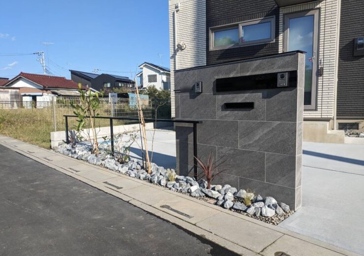新座市｜住まいと仕事場の入口を一枚の門袖にまとめた、線で見せる新築外構一式