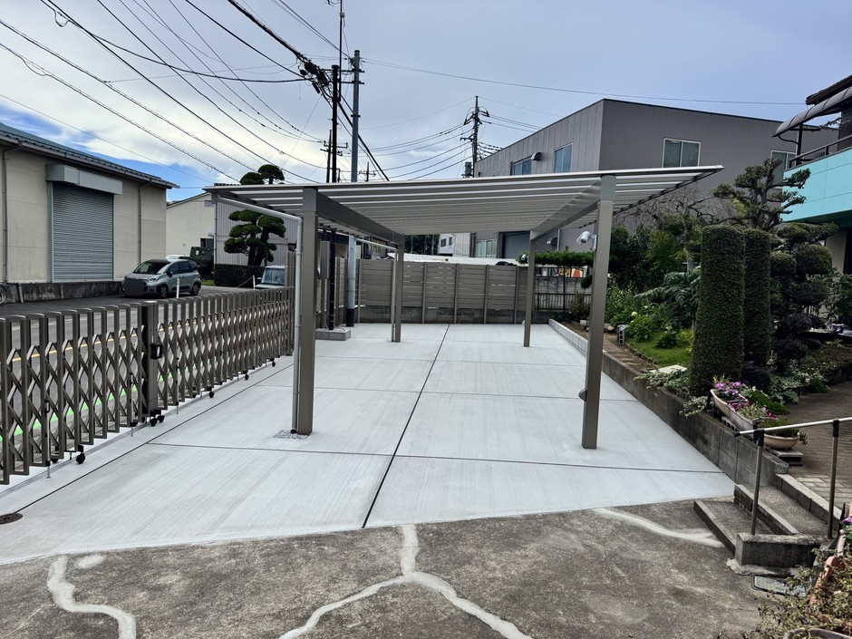 新座市の外構施工事例|カーポート下から伸縮門扉の方向を見たカット