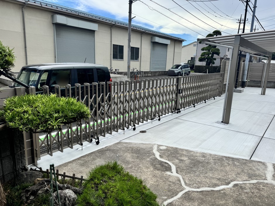 新座市の外構施工事例|伸縮門扉を全開にした横位置カット