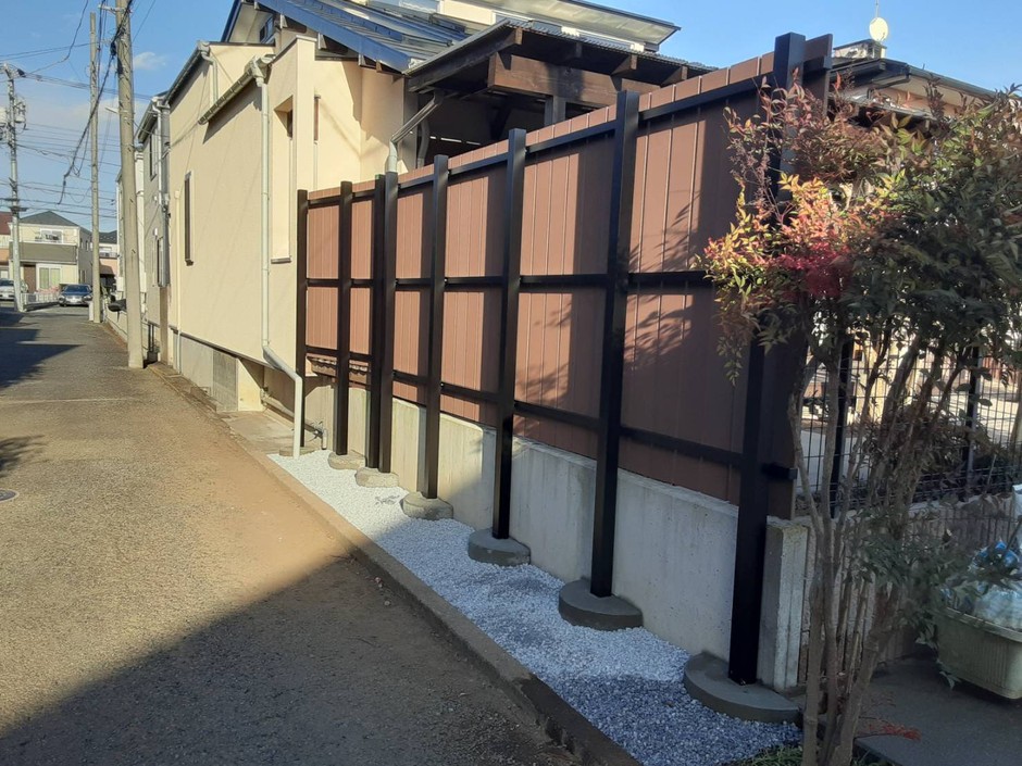 新座市の外構施工事例｜通路（道路）側から見た目隠しフェンスの全景