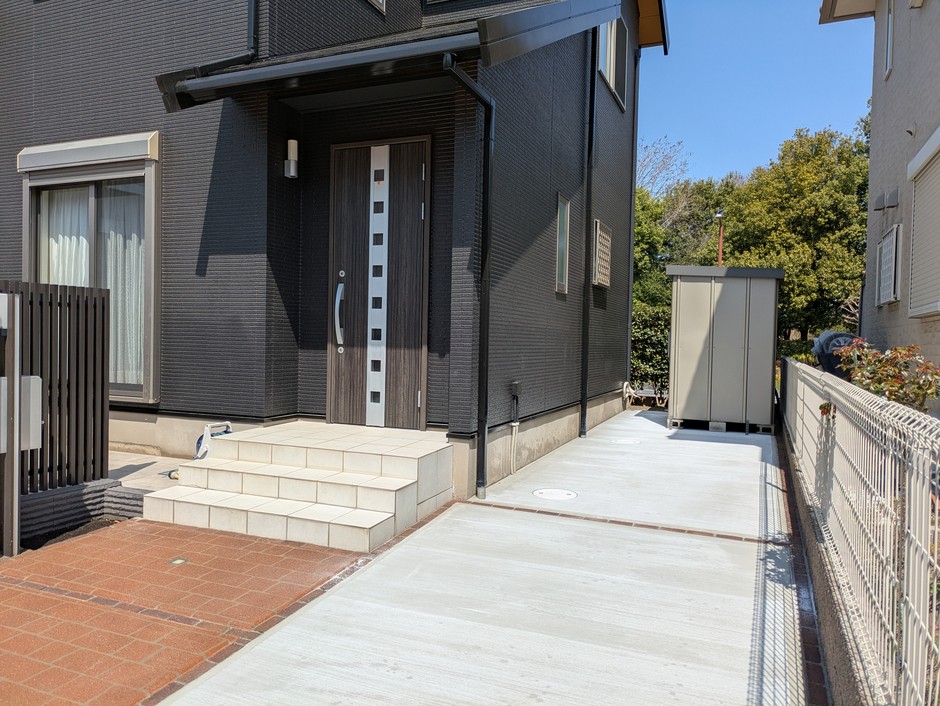 新座市の外構施工事例|玄関ポーチと駐車スペースの引き