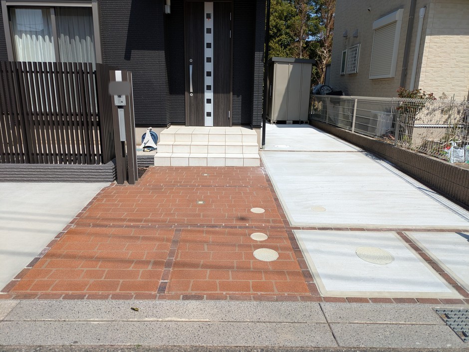 新座市の外構施工事例|スプレーコンクリート(オールドロンドンのレンガ柄)と土間コンクリートの貼