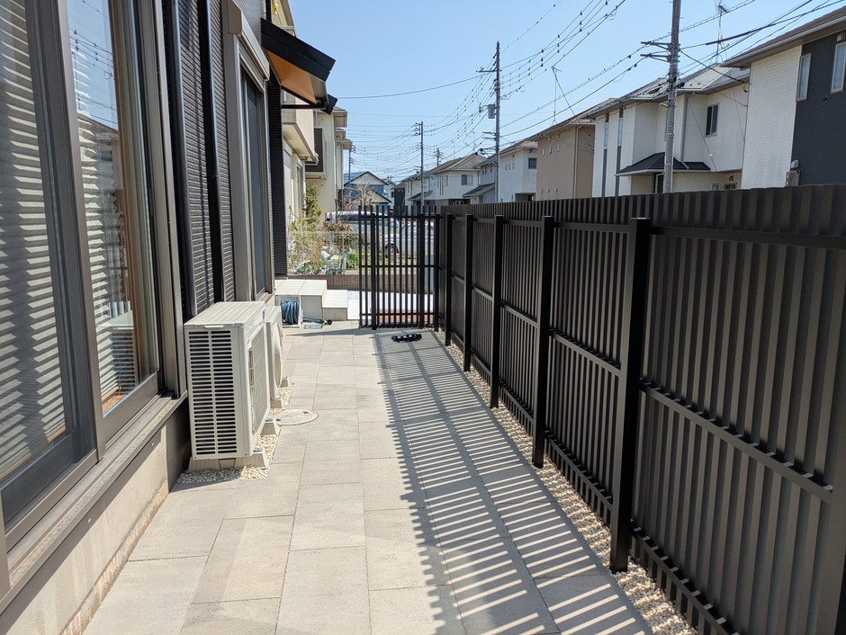 新座市の外構施工事例|建物脇の通路