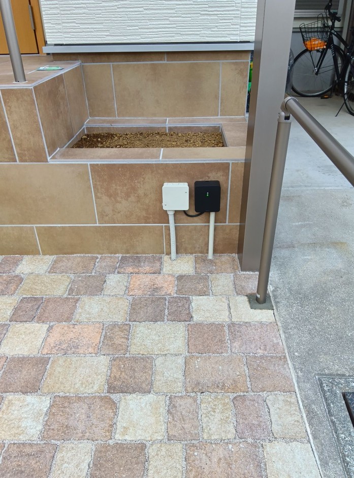 新座市の外構施工事例|階段脇の植栽スペースと3色3サイズのガンデブリック舗装