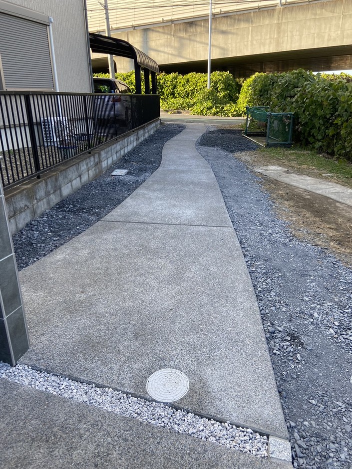 新座市の外構施工事例｜曲線の通路を道路方向へ見たカット