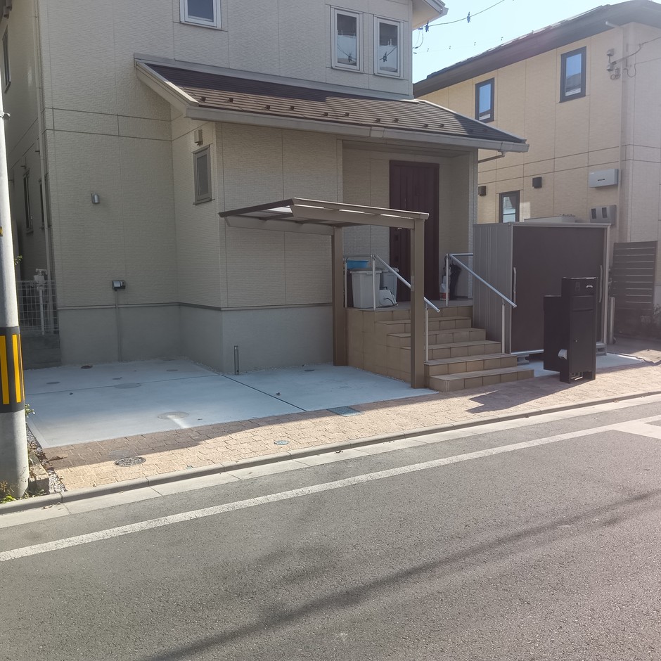 新座市の外構施工事例｜道路の反対側から撮った正面全景