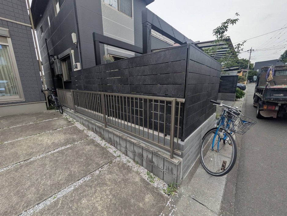 埼玉県さいたま市の施工事例｜横のラインがつなぐ、タイル門袖と2台用カーポ