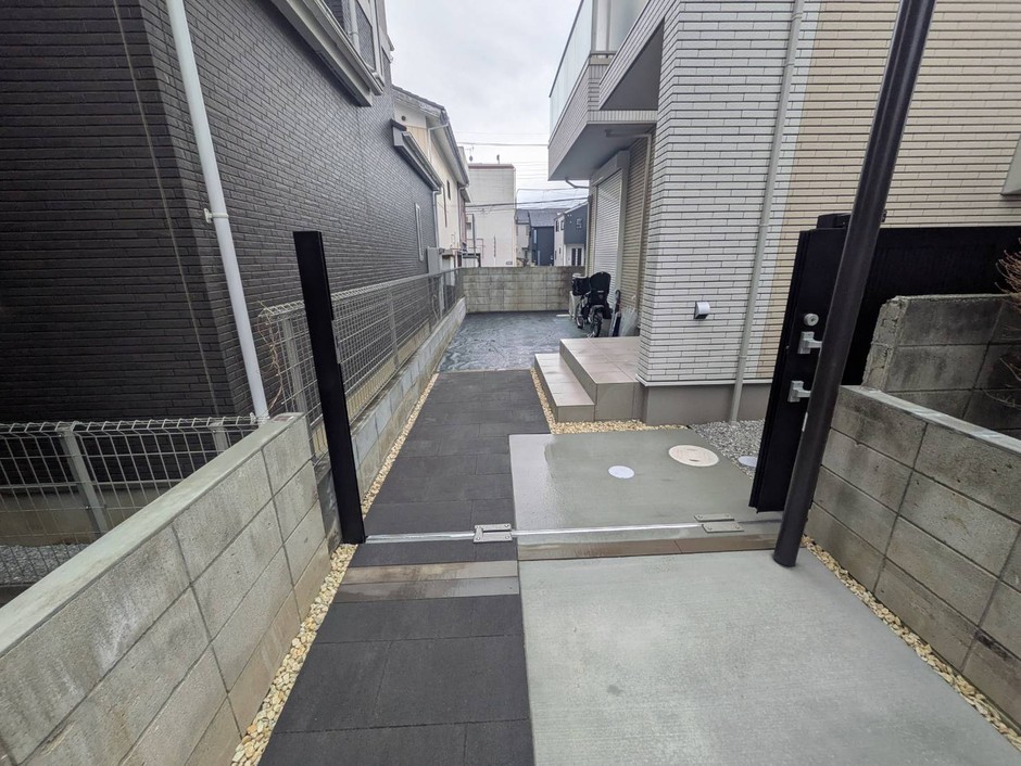 埼玉県さいたま市の施工事例|二色の土間とウッド調ボーダーが彩る、旗竿地の