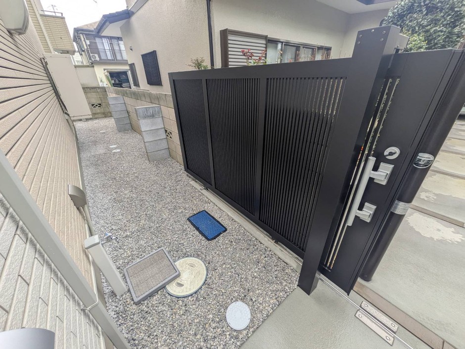 埼玉県さいたま市の施工事例|二色の土間とウッド調ボーダーが彩る、旗竿地の