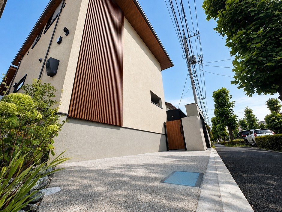 埼玉県さいたま市の施工事例｜道路から見た塗り壁の門型と木調ルーバーの外壁