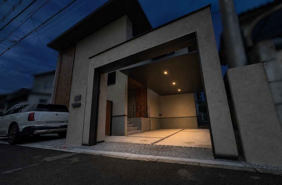 埼玉県さいたま市の施工事例｜夜の門型フレームとダウンライト
