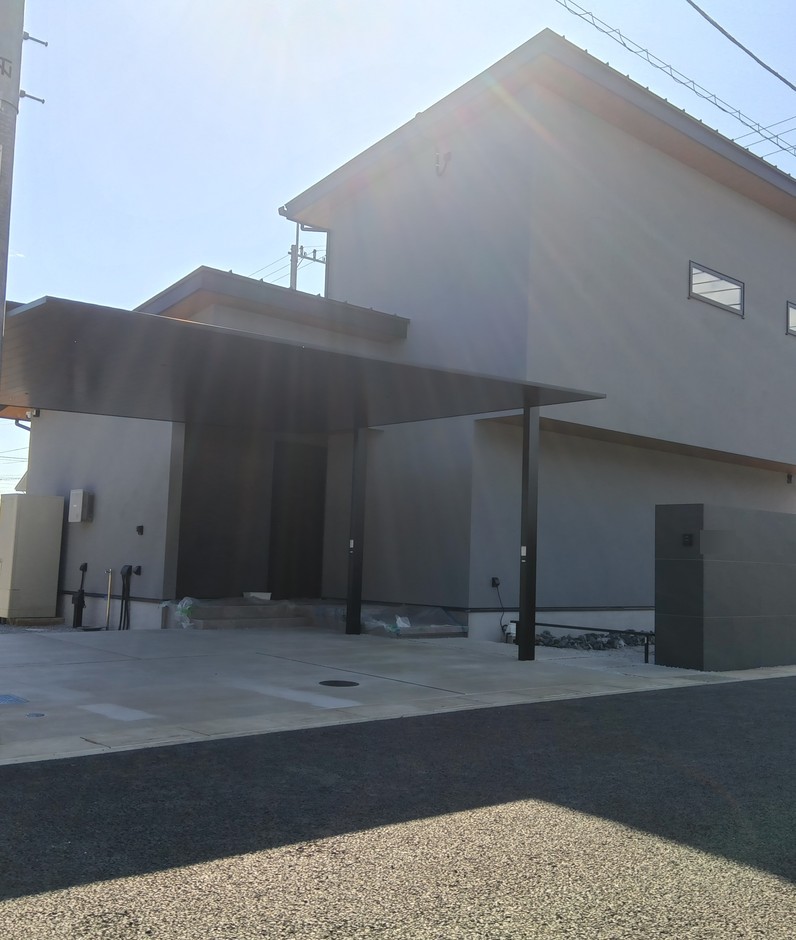 埼玉県狭山市の施工事例｜夜まで美しく灯る門袖壁と、黒でそろえたカーポ