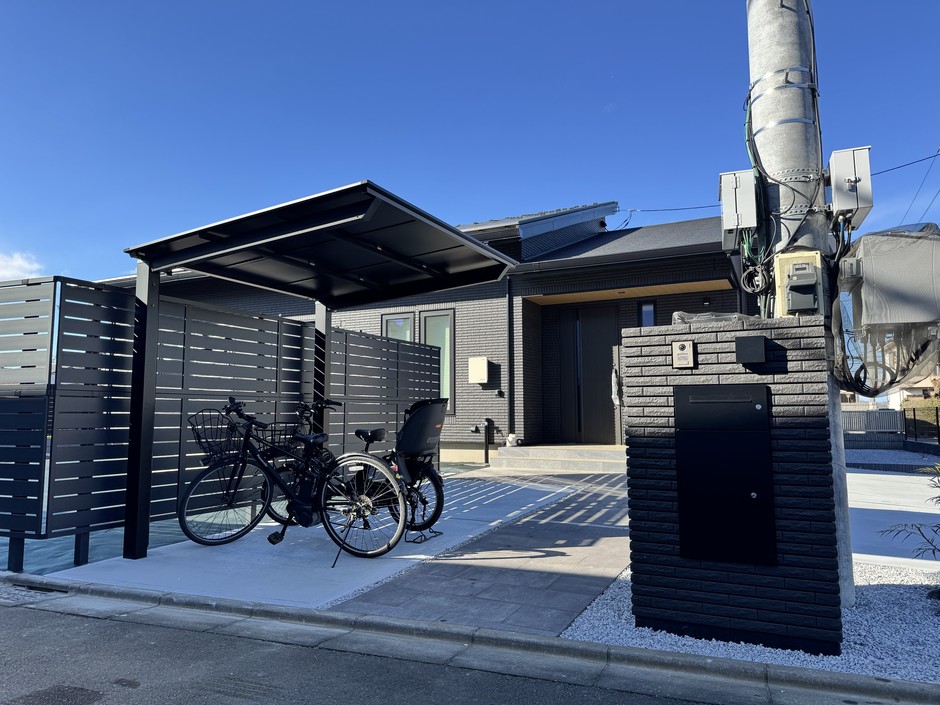 埼玉県狭山市の施工事例｜横スリットのフェンスが通りに抜けをつくる、黒