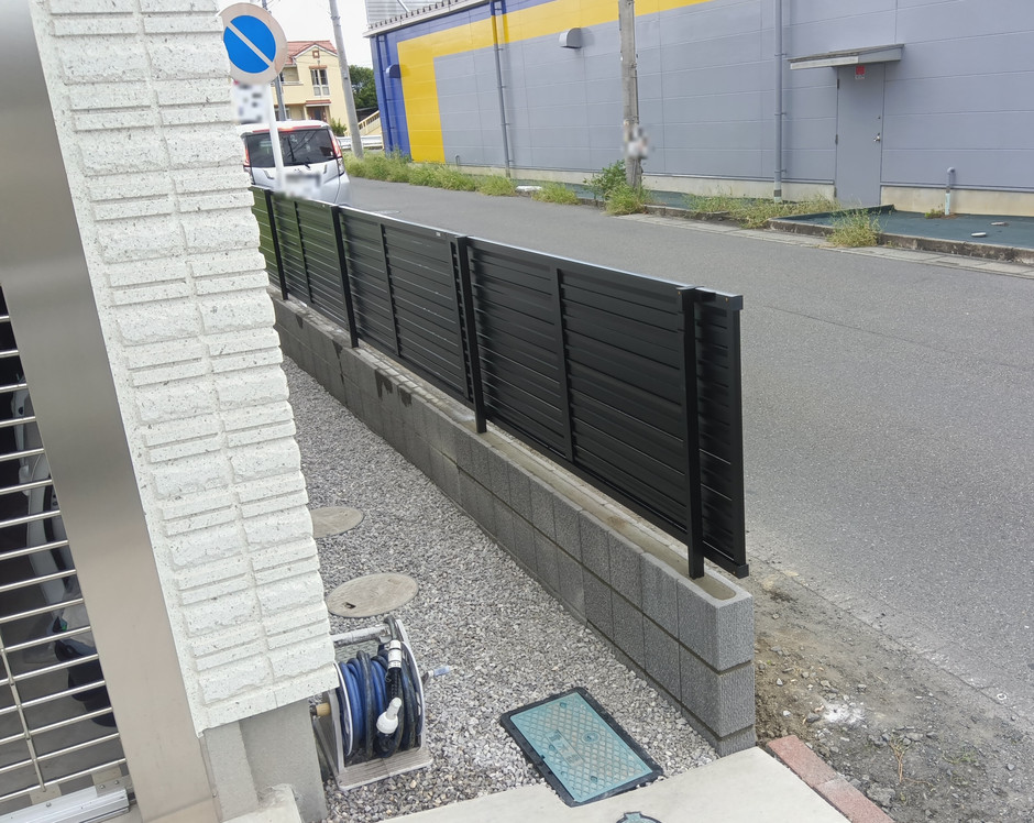 埼玉県朝霞市の施工事例｜道路側から見た割肌化粧ブロック塀と黒アルミ横格子フェンスの全景