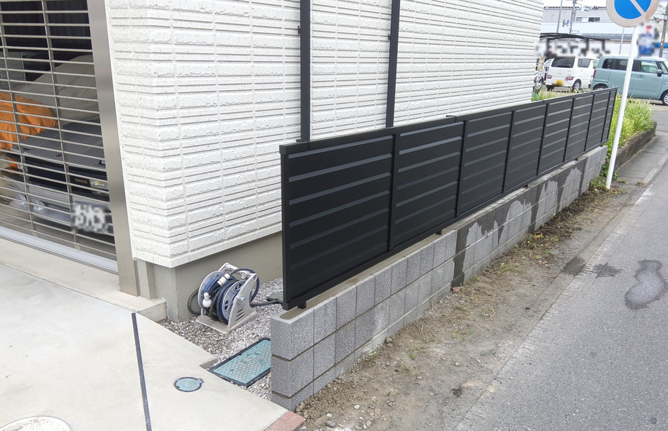埼玉県朝霞市の施工事例｜玄関側から見た塀とフェンスの全長、建物外壁とガレージ
