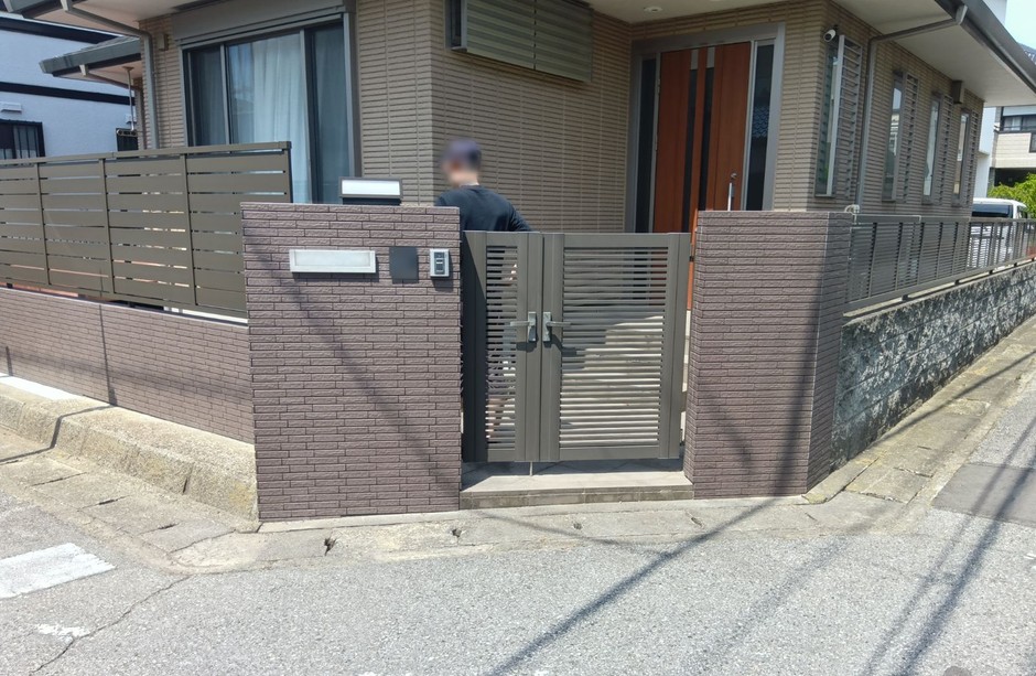 埼玉県朝霞市の施工事例｜タイル門柱と両開き門扉、目隠しフェンスの全景