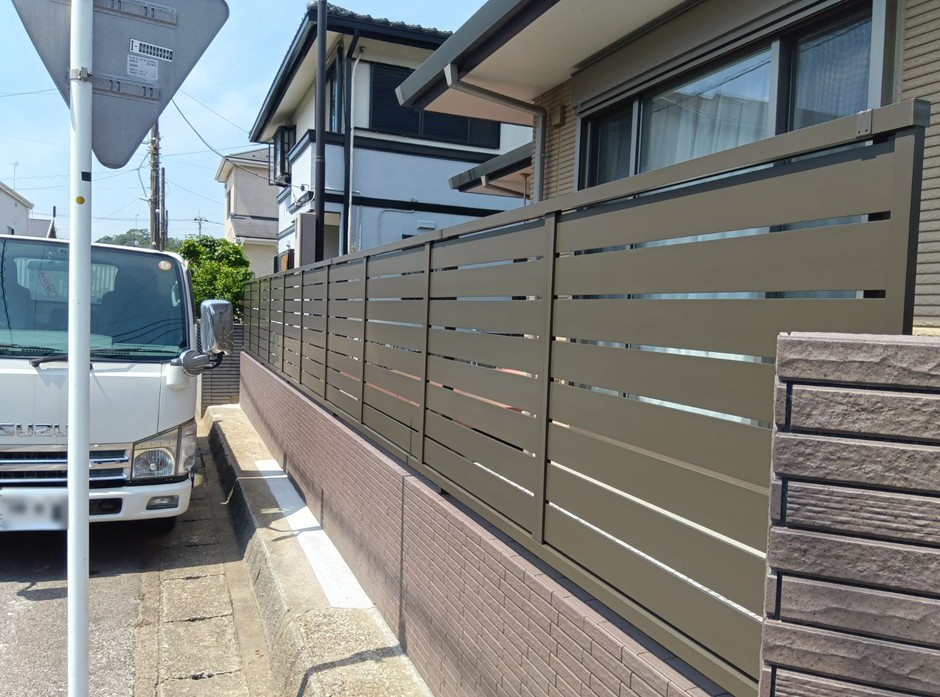 埼玉県朝霞市の施工事例|横スリット目隠しフェンスとタイル基礎壁の連なり
