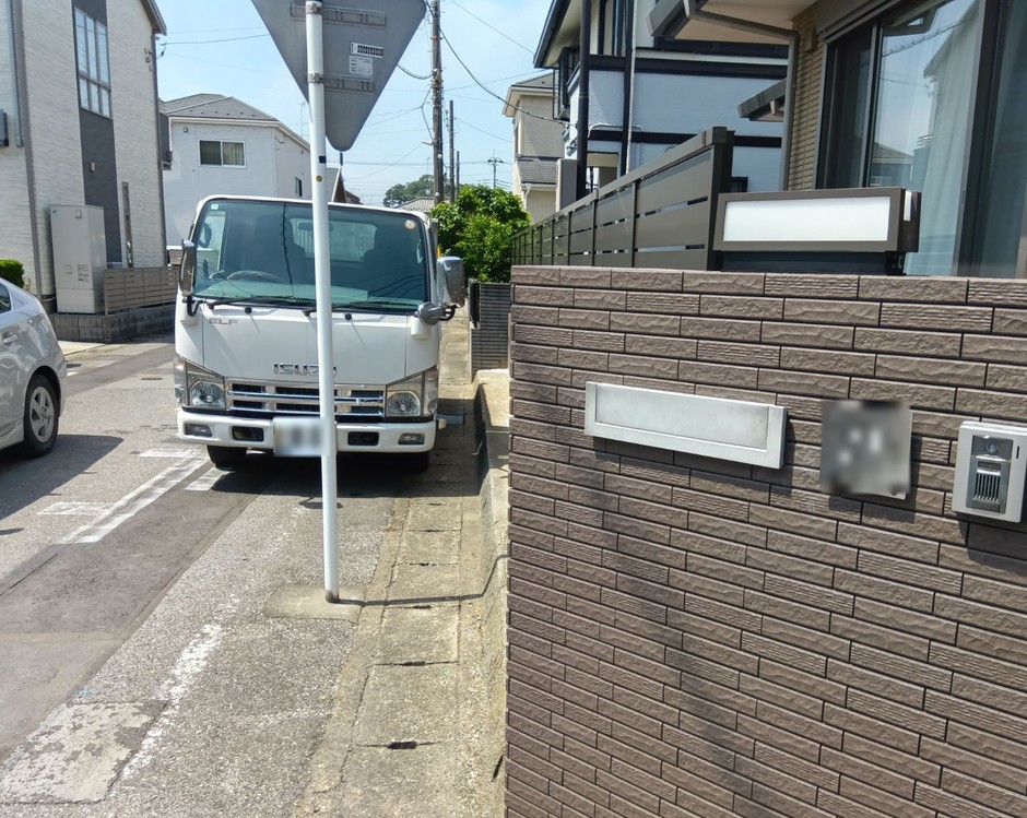 埼玉県朝霞市の施工事例|門柱のポスト口・表札・インターホンの納まり