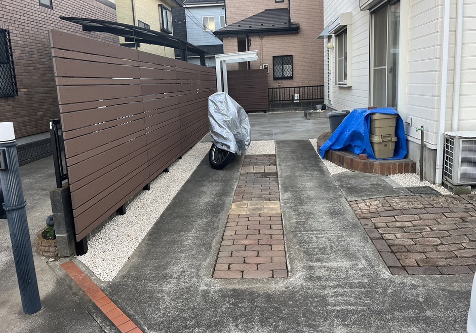 埼玉県朝霞市の施工事例｜木調横板の目隠しフェンスと白玉砂利、レンガ敷きの通路
