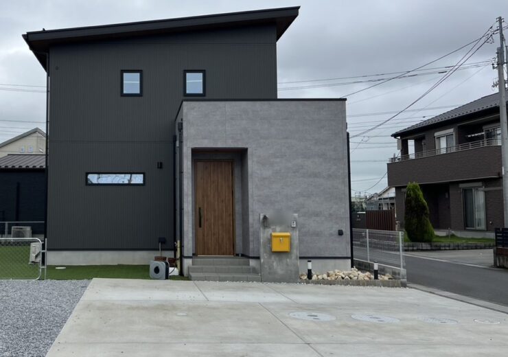 東松山市｜道路より高い敷地を一枚の土間でつなぎ、門壁に機能を集めた外構