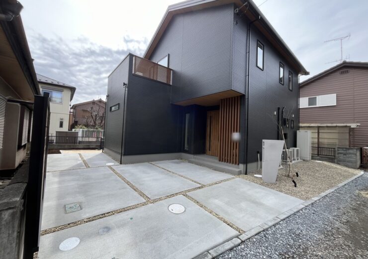 東松山市｜砂利目地の線と木調フェンスが整える、3台分の駐車場とデッキの外構