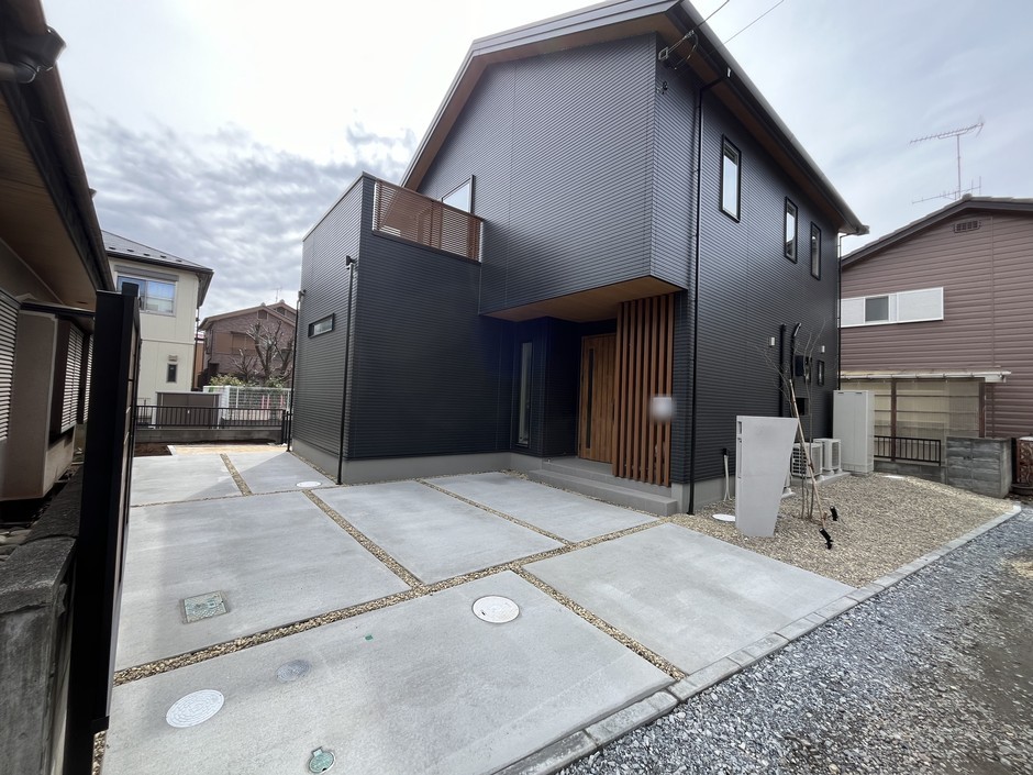 埼玉県東松山市の施工事例｜黒い外壁の建物と3台分の土間コンクリート