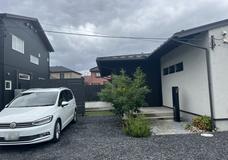 東松山市｜間口が狭く奥に長い敷地を、砕石の敷き分けと木調フェンスで整えた外構