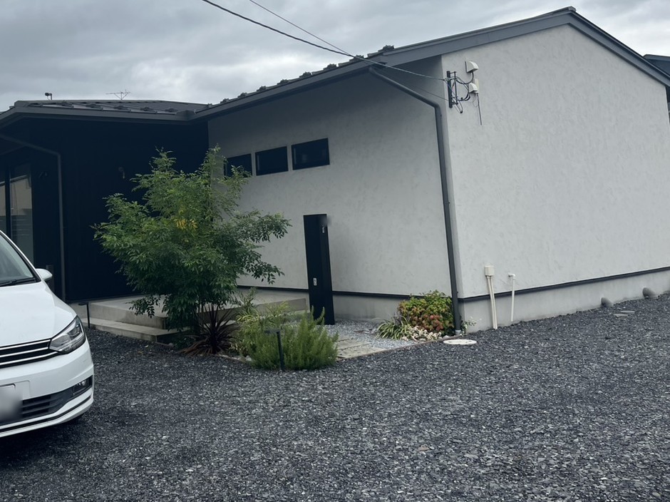 埼玉県東松山市の施工事例|建物脇から見た砕石敷きと植栽