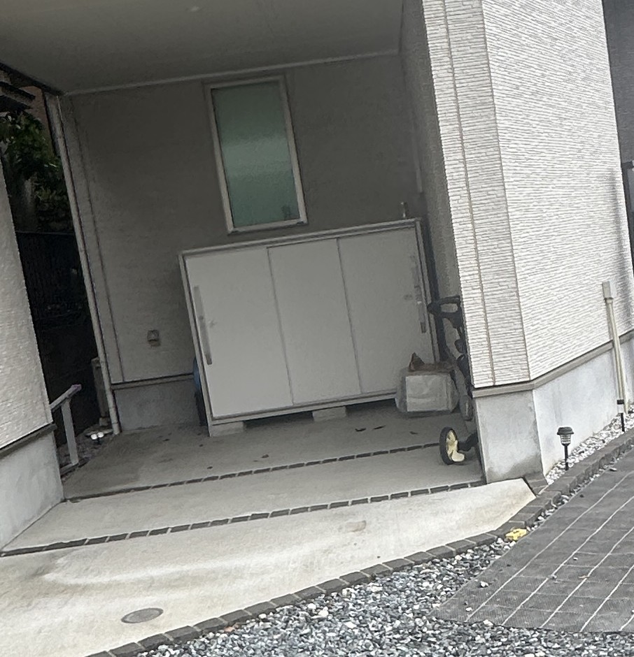 埼玉県東松山市の施工事例|軒下に納めた物置の寄り