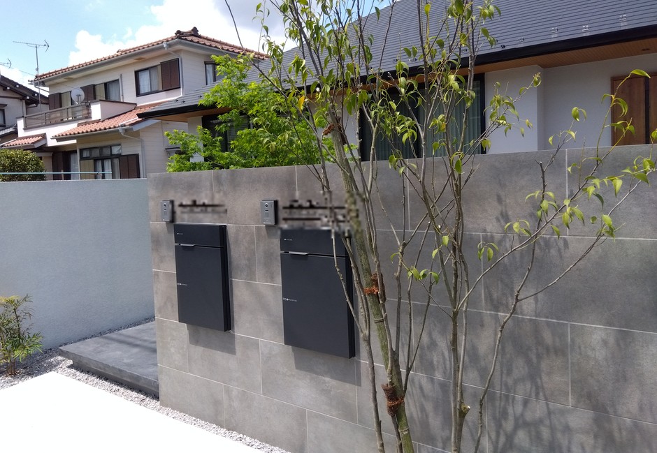 埼玉県川越市の施工事例｜門柱を敷地内側から見た寄り。大判タイルの目地と埋込ポスト二基、シンボルツリー