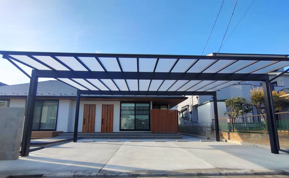 埼玉県川越市の施工事例｜冬の正面全景。ワイドスパンのカーポート屋根と広い土間、木調の目隠しフェンス