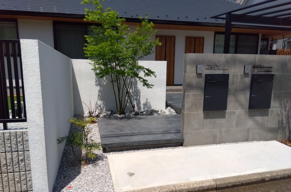 埼玉県川越市の施工事例｜門柱まわりの寄り。塗り壁の袖壁、モミジと化粧砂利、二世帯分の宅配ポスト