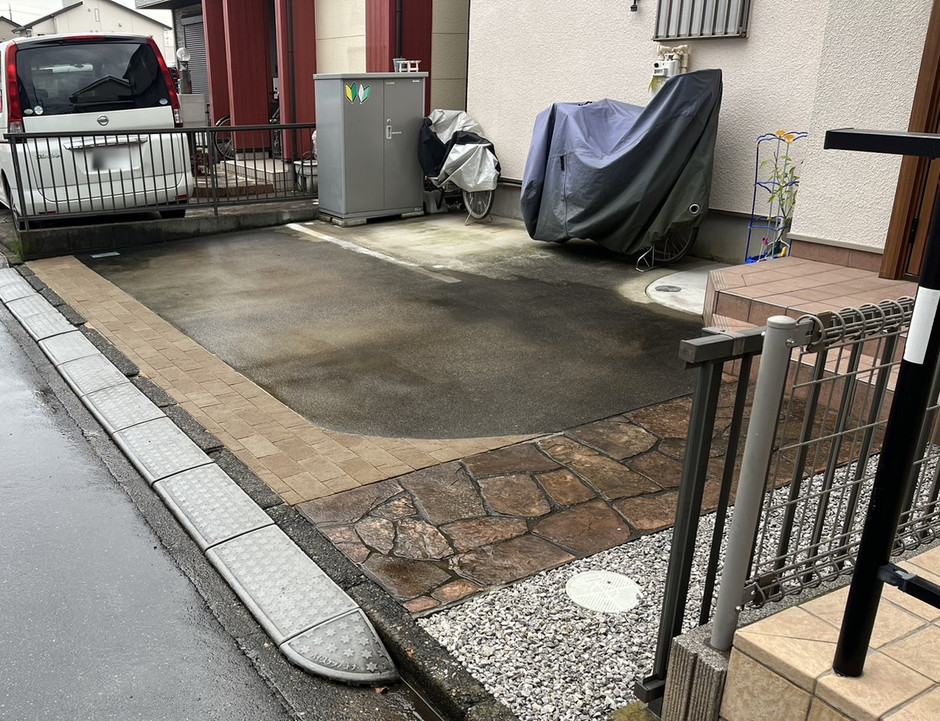 埼玉県川口市の施工事例｜道路側から見た駐車土間とピンコロ見切り帯、乱形石アプローチとタイル門柱