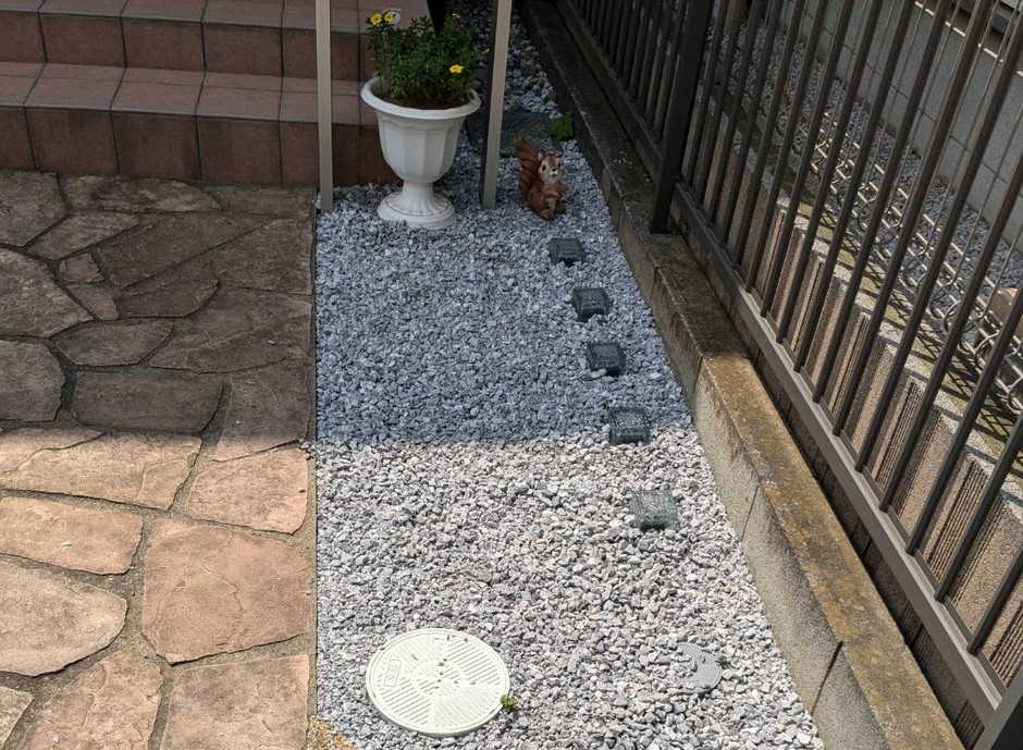 埼玉県川口市の施工事例｜乱形石アプローチと白砕石＋黒い飛び石、立ち上がり＋メッシュフェンスの寄り