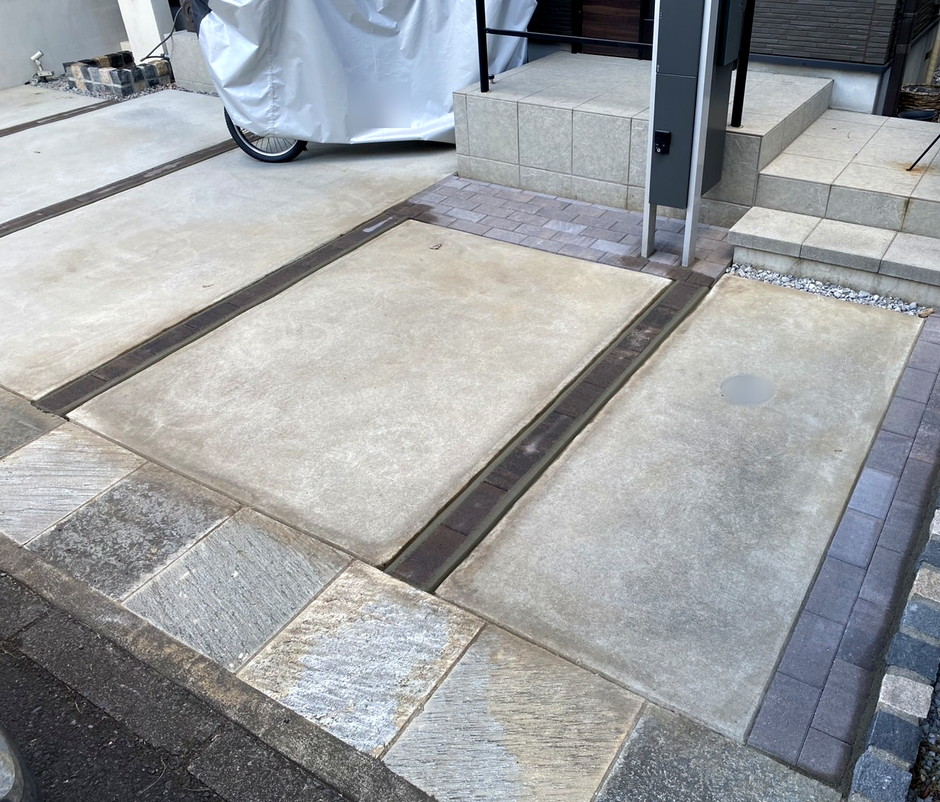 埼玉県川口市の施工事例｜機能門柱と化粧目地入り土間コンクリート、大判自然石張り