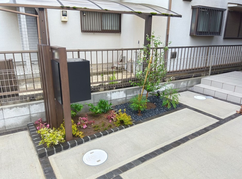 埼玉県川口市の施工事例｜木調門柱と宅配ポスト、植栽帯と土間コンクリートの全景