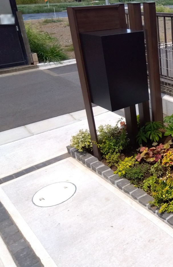埼玉県川口市の施工事例｜2期工事の木調門柱と寄せ植え花壇（縦構図）