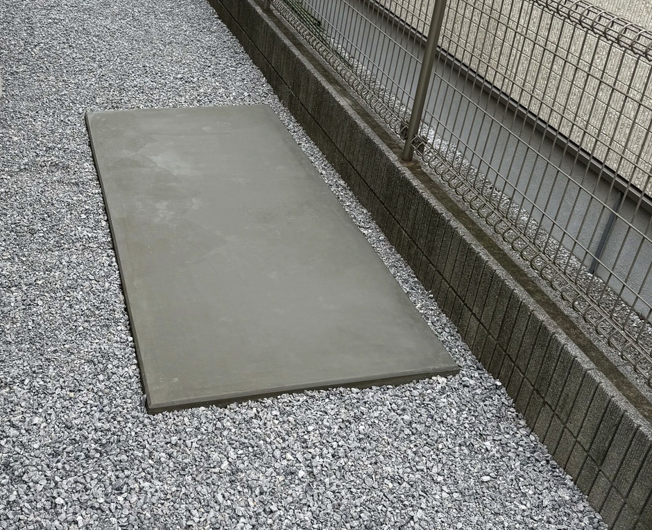 埼玉県川口市の施工事例｜白砕石敷きの犬走りと土間コンクリートの平板