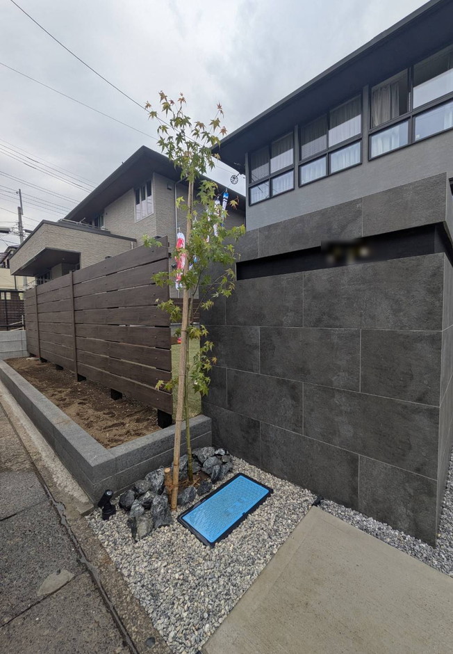 埼玉県川口市の施工事例｜黒い大判タイルの門袖壁とイロハモミジ、木調フェンス